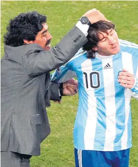  ??  ?? Messi y Maradona, juntos en la Selección Argentina.