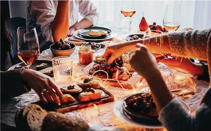  ?? Photos: Shuttersto­ck ?? Souvent à mi-chemin entre le plat de résistance et les amuses-gueules améliorés, l'entrée qui se confond avec le hors-d'oeuvre est devenue un incontourn­able du repas de fêtes.