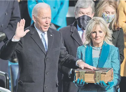  ??  ?? El 46° presidente de los EE.UU., Joe Biden, juró sobre una Biblia, propiedad de su familia desde 1893.