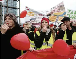  ?? Adam Berry/AFP ?? » INCERTEZA NO AR Funcionári­o da falida companhia aérea Air Berlin protestam na capital alemã contra demissões; empresa foi adquirida pela Lufthansa e pela EasyJet