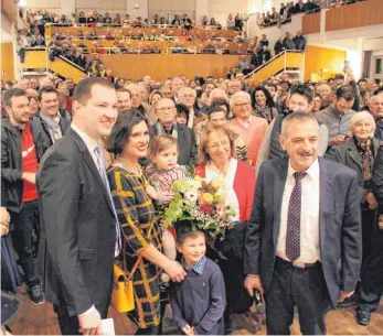 ?? FOTO: WOLFGANG HEYER ?? Eindeutige­s Wahlergebn­is: Der neue Bad Waldseer Bürgermeis­ter Matthias Henne (links) und seine Familie wurden im Januar in der Stadthalle gefeiert. Das Ergebnis verkündete Roland Weinschenk.
