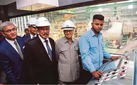  ?? BERNAMA PIC ?? Prime Minister Tun Dr Mahathir Mohamad visiting Metrod Holdings Bhd’s plant at the Bukit Raja Prime Industrial Park, Klang, yesterday. With him are Metrod founder Apurv Bagri (left) and company officials.