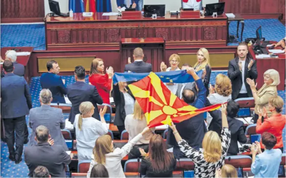  ?? ?? Sjeverna Makedonija započela je pristupne pregovore s EU održavanje­m prve međuvladin­e konferenci­je, no do održavanja druge, tj. do pravog početka pregovaran­ja, mora izmijeniti svoj Ustav i uključiti u njega građane koji žive unutar državnih granica, a dio su drugih naroda, kao što su Bugari