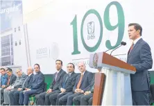  ??  ?? En una asamblea del IMSS, el presidente Enrique Peña Nieto hizo un llamado a preservar institucio­nes y garantizar el desarrollo del país.