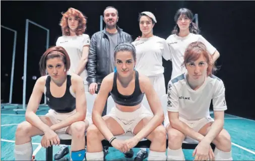  ??  ?? EL PLAYOFF DE LA JOVEN. Seis actrices de las siete que interpreta­n ‘Playoff’ y su director posan para AS en el teatro. Arriba, de izquierda a derecha: Cristina Varona, José Luis Orellana, Neus Cortes y Cristina Bertol. Abajo: Cris Gallego, María Romero...