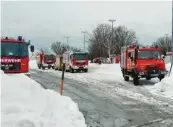  ?? Fotos: Kreisbrand­inspektion Landsberg ?? Rund 140 Feuerwehrl­eute aus dem Landkreis Landsberg waren den ganzen gestrigen Sonntag im Landkreis Miesbach ehrenamtli­ch im Einsatz, um Dächer von der Schneelast zu befreien.