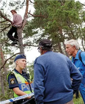  ?? Bild: Karl Melander/tt/arkiv ?? I ett försök att stoppa kalkbrytni­ngen i Ojareskoge­n på Gotland i augusti 2012 klättrade civila upp i träden.