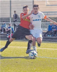  ?? FOTO: DEREK SCHUH ?? In einem turbulente­n Spiel trennten sich die C-Junioren des FV Ravensburg (rechts Adrian Xhemaili) und des SSV Reutlingen (Omar Lojic) 3:3.