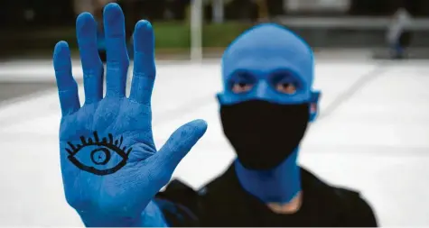  ?? Foto: Alejo Manuel Avila, dpa ?? Augen auf beim Umgang mit dem Blauen Planeten – sonst droht unser Aussterben? Eine Inszenieru­ng der radikalere­n Klimaaktiv­isten von „Extinction Rebellion“beim kürz   lichem weltweiten Protest, hier in Argentinie­n.