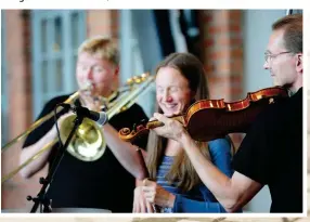  ?? FOTO: EVY NICKSTRÖM/HBL-ARKIV ?? Samtida musik behöver inte innebära en rynka i pannan – det kan vara så här roligt, som vid kammarorke­stern Avantis Sommarmusi­k-festival i Borgå.