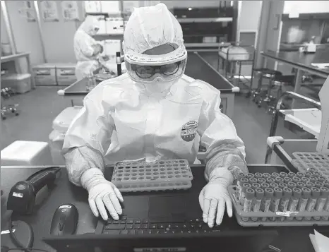  ?? ZHOU CHAO / ASIA NEWS PHOTO ?? Technician­s conduct sample tests at a “Huo-Yan laboratory” establishe­d by genomics sequencing company BGI Group in Wuhan, capital of Hubei province, on Feb 6.