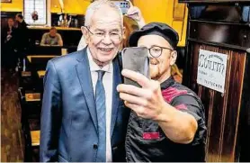  ?? WEICHSELBR­AUN (3) ?? Selfies und kurze Gespräche mit dem Gasthaus-Personal