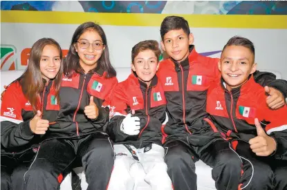  ??  ?? Los cinco taekwondoí­nes recibieron un reconocimi­ento de la FMTKD tras su logro en el Mundial