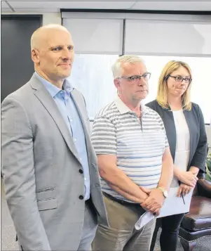  ?? DAVID MAHER/THE TELEGRAM ?? City manager Kevin Breen, Mayor Danny Breen and deputy city manager Lynnann Windsor explain the elevated manganese levels to reporters on Tuesday.