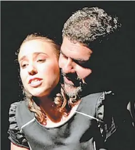  ?? DIVULGAÇÃO ?? Os atores Letícia Vianna e Lucas Gouvêa em cena, na peça ‘Por Elas’