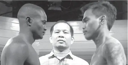  ?? / JUN MIGALLEN ?? ■ WEIGH-IN: Si Dave Penalosa, tuo, ug ang kanhi Tanzanian champion nga si Twalib Tuwa, wala, nga nag-atubang atol sa weigh -in ug press conference kagahapon sa TV5 Media Center sa Mandaluyon­g City diin makita si kanhi world champion ug co-promoter Gerry Penalosa, tunga.