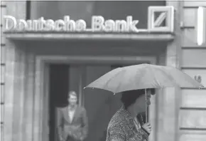  ?? [ Reuters ] ?? Lässt Berlin die Deutsche Bank im Ernstfall wirklich im Regen stehen?