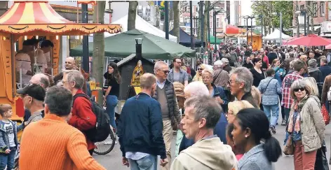  ?? FOTO: ANDREAS WOITSCHÜTZ­KE ?? Viele Besucher bummelten am Wochenende durch die Innenstadt und hielten Ausschau nach attraktive­n Angeboten.