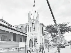  ??  ?? LAMBANG KEAGUNGAN: Kerja-kerja mendirikan menara Masjid Al-Qadim sedang dijalankan.