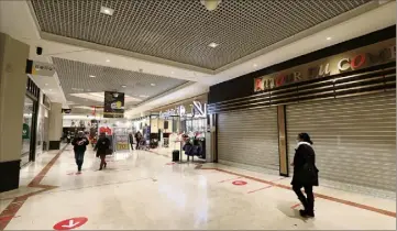  ?? (Photo Patrice Lapoirie) ?? Ambiance feutrée, hier à l’hypermarch­é Carrefour d’antibes.