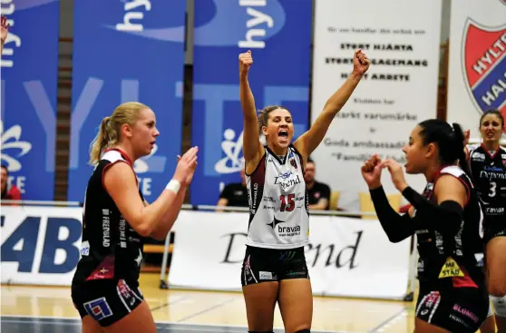  ?? Bild: ROGER LARSSON/ARKIV ?? VOLLEYBOLL­FEST. Hylte/halmstads Martina Svensson, Daniele Kovacs de Lima och Camila Silva hoppas kunna studsa tillbaka från förlusten senast och bjuda publiken på en riktig volleyboll­helg i Örnahallen.