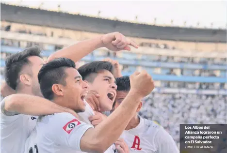  ?? /TWITTER ALIANZA ?? «Hay que disfrutarl­o porque van a pasar muchos años para que esto vuelva a ocurrir (ganar un título invicto)» Los Albos del Alianza lograron un campaña perfecta en El Salvador.