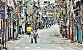  ?? SANJEEV VERMA/HT PHOTO ?? Civil defence personnel patrol a deserted street in Sadar Bazaar on Tuesday.