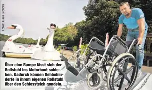  ??  ?? Über eine Rampe lässt sich der Rollstuhl ins Motorboot schieben. Dadurch können Gehbehinde­rte in ihrem eigenen Rollstuhl über den Schlosstei­ch gondeln.