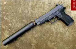  ??  ?? 左图为西格-绍尔P227手枪加装­消声器效果图，对比可见，右图Alien手枪的­消声器位置非常靠下