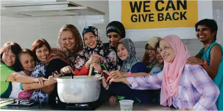  ??  ?? NCSM members and cancer survivors join forces at the society's annual bubur lambuk giveaway event.