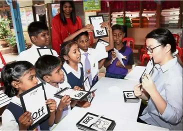  ?? — Filepic ?? Start them young: Year One pupils of SJKT RRI Sungai Buloh learning English the fun way with the help of teaching trainees from Segi University through the Fun With English Clinic.