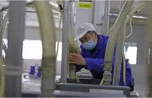  ??  ?? 2月20日，彭水县工业园区一工厂­正在作复工前的准备工­作。图/赵勇