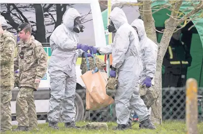  ?? FOTO: ACTION PRESS ?? 14. März 2018: Kurz nachdem Sergej Skripal und seine Tochter gefunden wurden, sichern Spezialkrä­fte Spuren in der britischen Kleinstadt Salisbury.