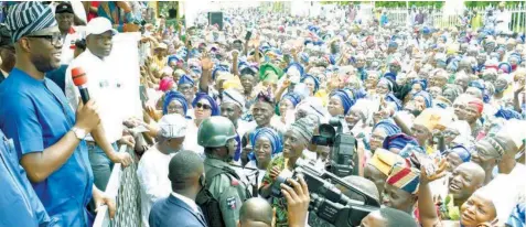  ?? ?? Oyo State Governor, Seyi Makinde ( left), while addressing members of the Nigeria Union of Pensioners ( NUP), during a solidarity visit to the Governor’s Office in Ibadan… yesterday.
