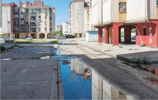  ?? ?? El Polígono Sur (Sevilla) vuelve a liderar la estadístic­a de los barrios más pobres de España