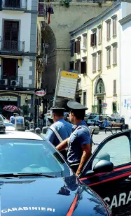  ??  ?? Carabinier­i Pattuglia diurna in piazza Sanità ma il presidio non è fisso come in altre zone della città