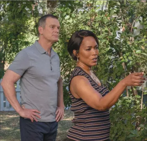  ?? ?? Peter Krause and Angela Bassett star in “9-1-1”