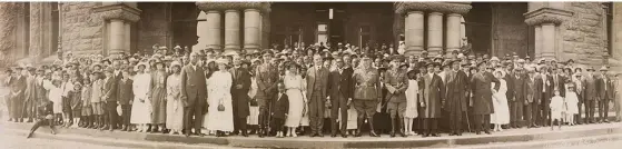  ?? CITY OF TORONTO ARCHIVES ?? A group of mostly Black Canadians with Premier Ernest C. Drury pose on the steps of the Ontario Legislatur­e in Toronto to create a plaque in memory of the members of the No. 2 Constructi­on Battalion, an all-black non-combat battalion that served in the First World War.