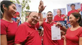  ?? —GRIG C. MONTEGRAND­E ?? Ex-San Juan Vice Mayor Francis Zamora shares the spotlight with his father, Rep. Ronaldo Zamora, and other family members as he seeks the city’s highest post a second time.