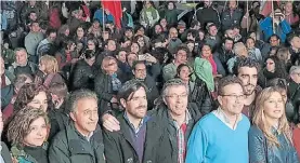  ??  ?? Juntitos. Pitrola (izq.) junto a Del Caño y otros candidatos del FIT.