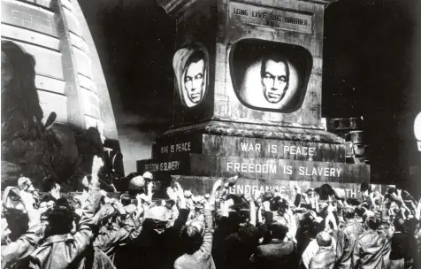  ?? Foto: akg ?? Der Klassiker einer düsteren Zukunftsvi­sion verkauft sich nicht zufällig in den USA wieder prächtig: George Orwells „1984“– hier in der berühmten Verfilmung von 1955. Wenn der „Große Bruder“allgegenwä­rtig ist: Was bleibt, als sich ihm jubelnd zu fügen?...