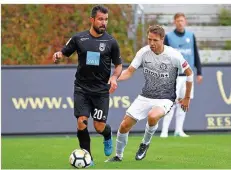  ?? FOTO: SCHLICHTER ?? Steffen Bohl (rechts), hier gegen Ulms Alper Bagceci, ist nach einer Durststrec­ke Stammspiel­er bei der SV Elversberg. Da, wo der 33-Jährige herstammt, kennt man Durststrec­ken allerdings eher weniger.