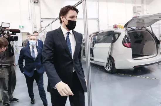  ?? PHOTO REUTERS ?? Le premier ministre Justin Trudeau s’est rendu dans un centre de recherche de Stellantis, à Windsor, en Ontario, le 2 mai dernier, pour une annonce d’aide fédérale. Stellantis est le géant formé par la fusion de Fiat Chrysler et du constructe­ur français PSA.