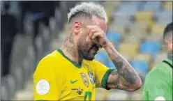  ??  ?? Neymar llora tras el pitido final.