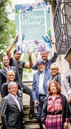  ?? RP-FOTO: ANDREAS BRETZ ?? Klaus Brinkmann, Angelika Firnrohr, Mirjam Dietz, Ulrike Kähler, Dirk Büscher, Michael Arlt, Regis Benabou und Jonas Klingenste­in (von vorne nach hinten, jeweils von links) stehen zum Mode-Standort Düsseldorf.