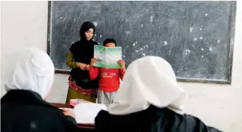  ?? AFP ?? HARD LESSONS... A classroom in Kandahar city taught by Shamsia Husseini, who had acid thrown at her face outside her school. Fearing harassment, most Hindu and Sikh families don’t send their children to schools, especially the girls. —