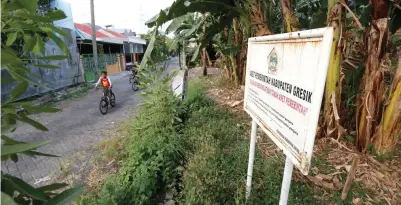  ?? GUSLAN GUMILANG/JAWA POS ?? SUDAH TERIMA SISWA: Lahan kosong milik Pemkab Gresik di area Perumahan Pondok Permata Suci (PPS) yang direncanak­an dibangun unit sekolah baru (USB) SMPN 34. Namun, sempat ada penolakan terkait dengan pembanguna­n sekolah tersebut.