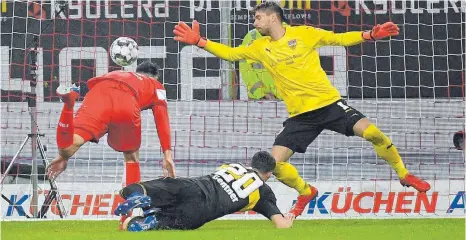  ?? FOTO: IMAGO ?? Unhaltbar – und der Anfang vom Ende vom VfB: Düsseldorf­s Kenan Karaman entwischt Christian Gentner und köpft das Tor zum 1: 0.