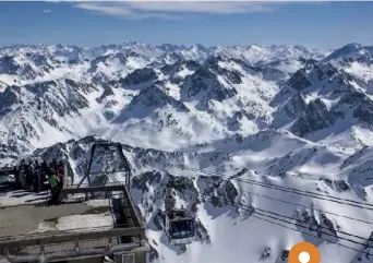  ??  ?? Le téléphériq­ue du pic du Midi, au départ de La Mongie, grimpe jusqu’à 2 877 mètres. Idéal pour profiter du panorama.