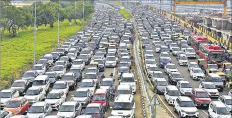  ?? MOHD ZAKIR/HT PHOTO ?? Heavy traffic on Nizamuddin Bridge towards Sarai Kale Khan and Pragati Maidan on Tuesday. Overnight rain left most roads in the capital clogged.